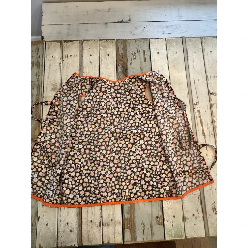 VINTAGE MCM GROOVY SMOCK STYLE ARM FLORAL PRINT REAR TIE APRON WITH POCKETS